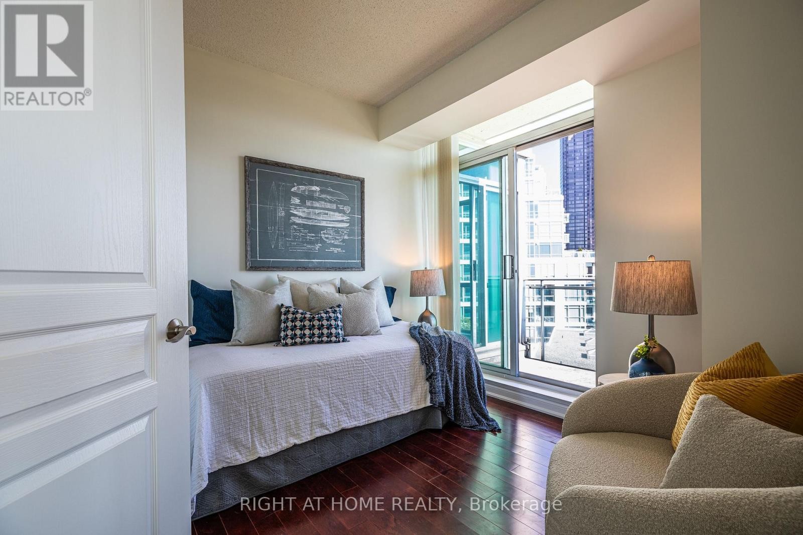 












605 - 5 MARINE PARADE DRIVE

,
Toronto (Mimico),




Ontario
M8V4B4

