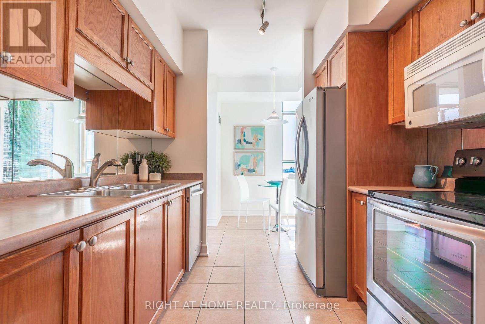 












605 - 5 MARINE PARADE DRIVE

,
Toronto (Mimico),




Ontario
M8V4B4

