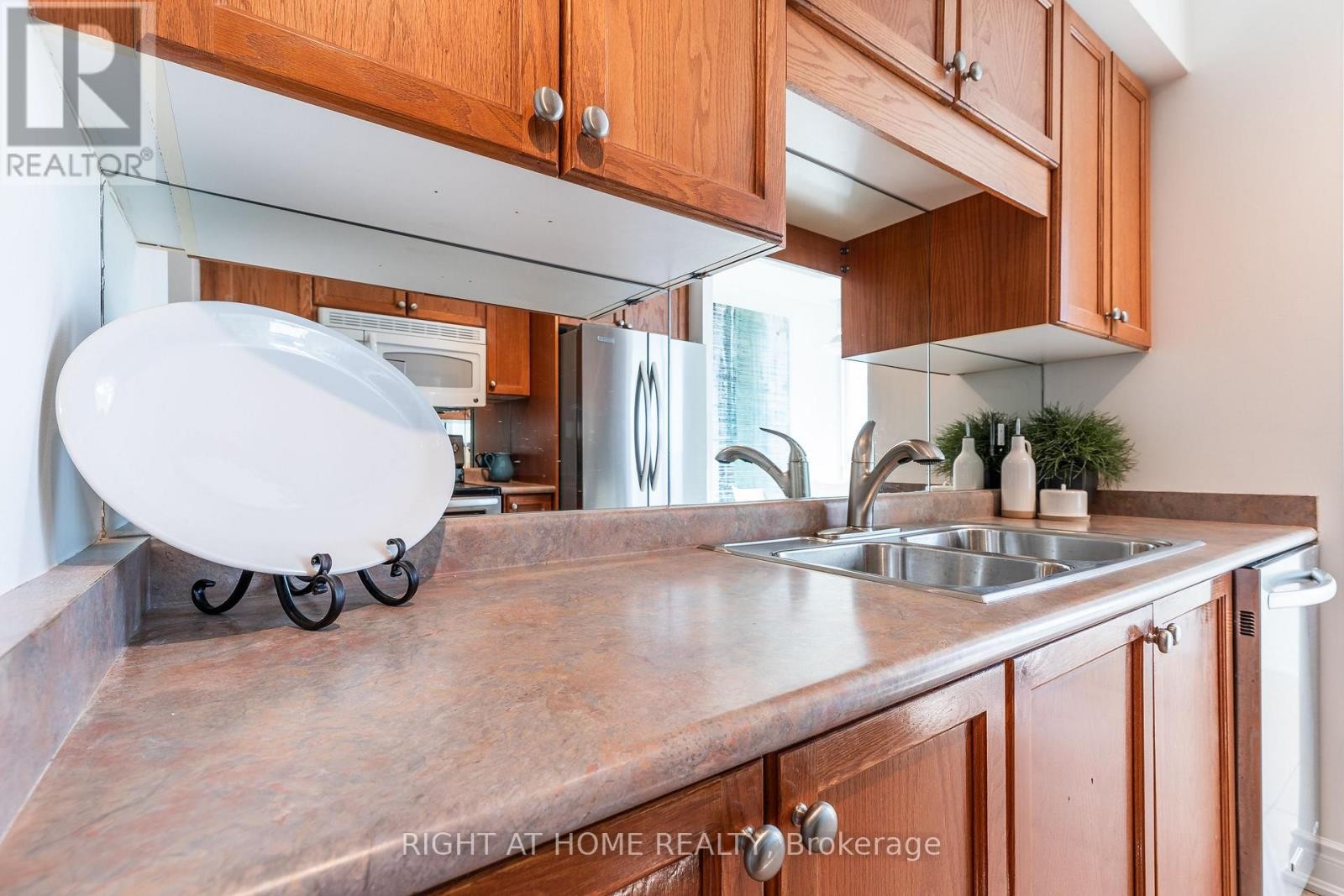 












605 - 5 MARINE PARADE DRIVE

,
Toronto (Mimico),




Ontario
M8V4B4

