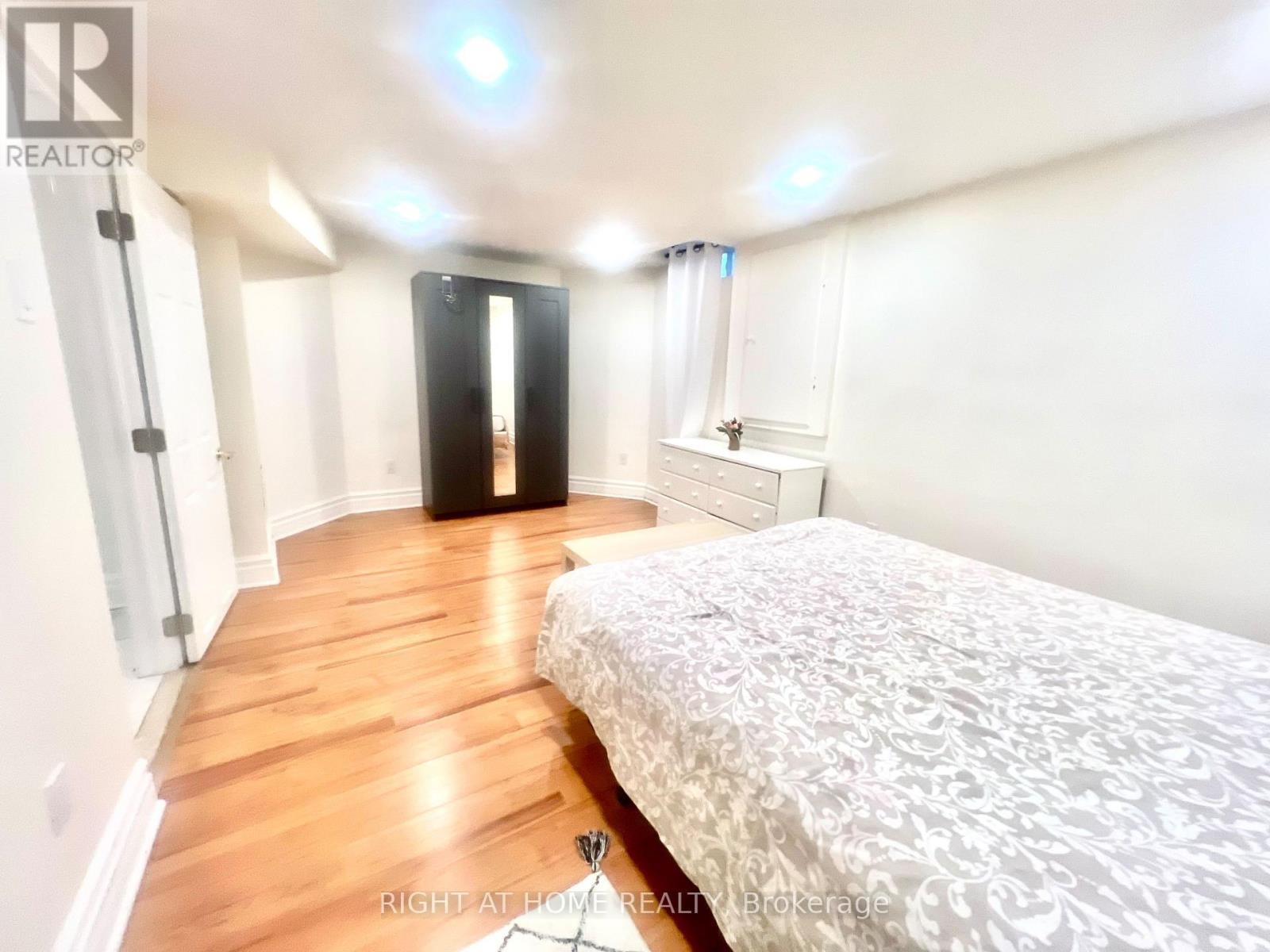 












BASEMENT UNIT - 289 LAURENTIAN AVENUE

,
Mississauga (Hurontario),




Ontario
L4Z2S2

