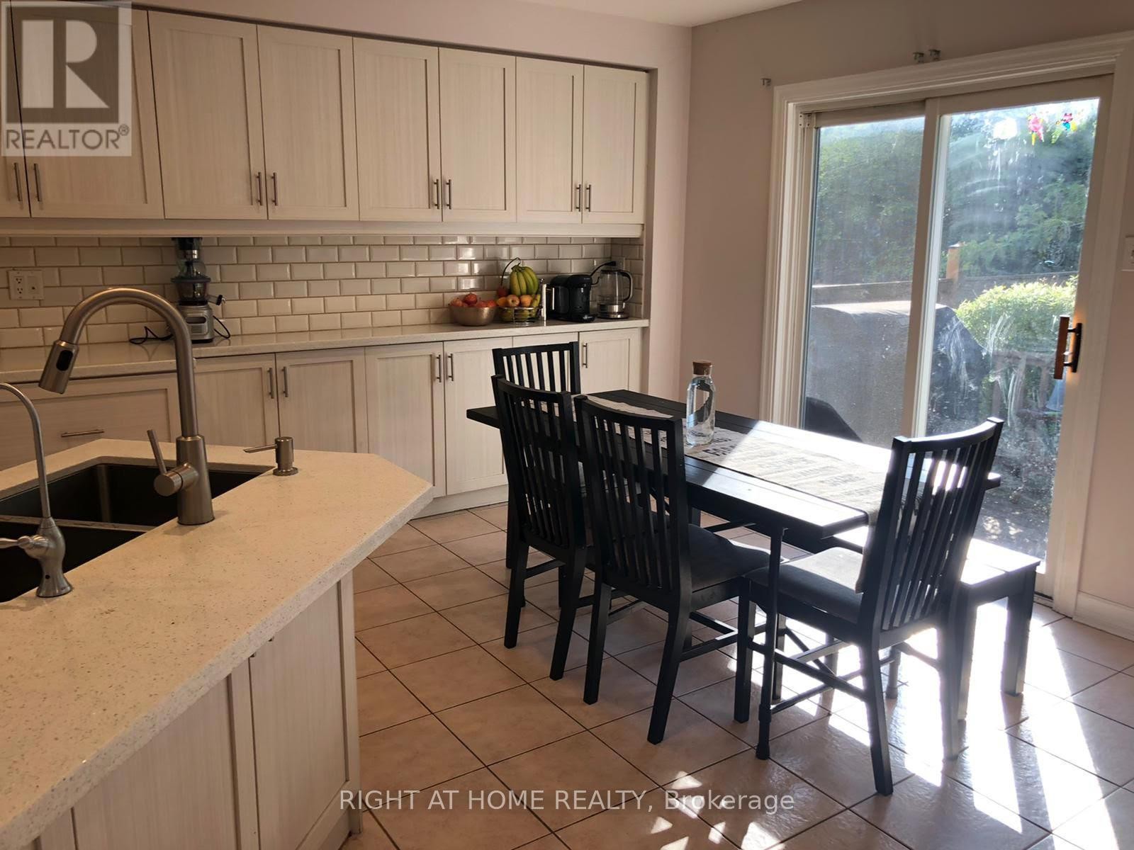 












3919 ARVONA PLACE

,
Mississauga (Churchill Meadows),




Ontario
L5M6L3

