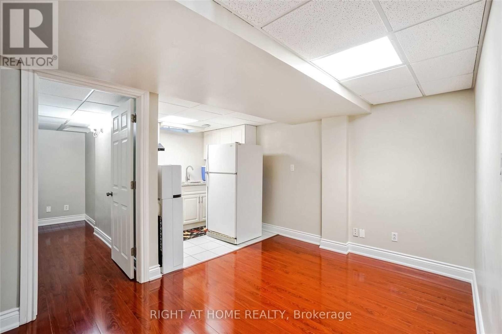 












7438 MAGISTRATE TERRACE

,
Mississauga (Meadowvale Village),




Ontario
L5W1L2

