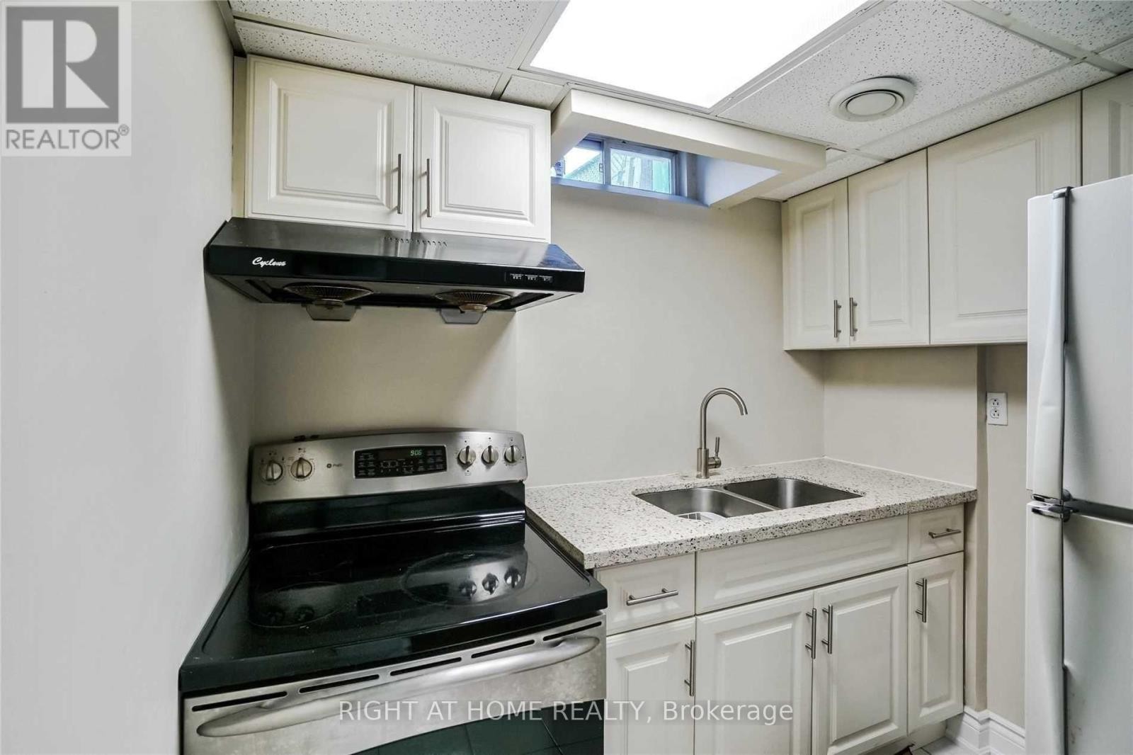 












7438 MAGISTRATE TERRACE

,
Mississauga (Meadowvale Village),




Ontario
L5W1L2

