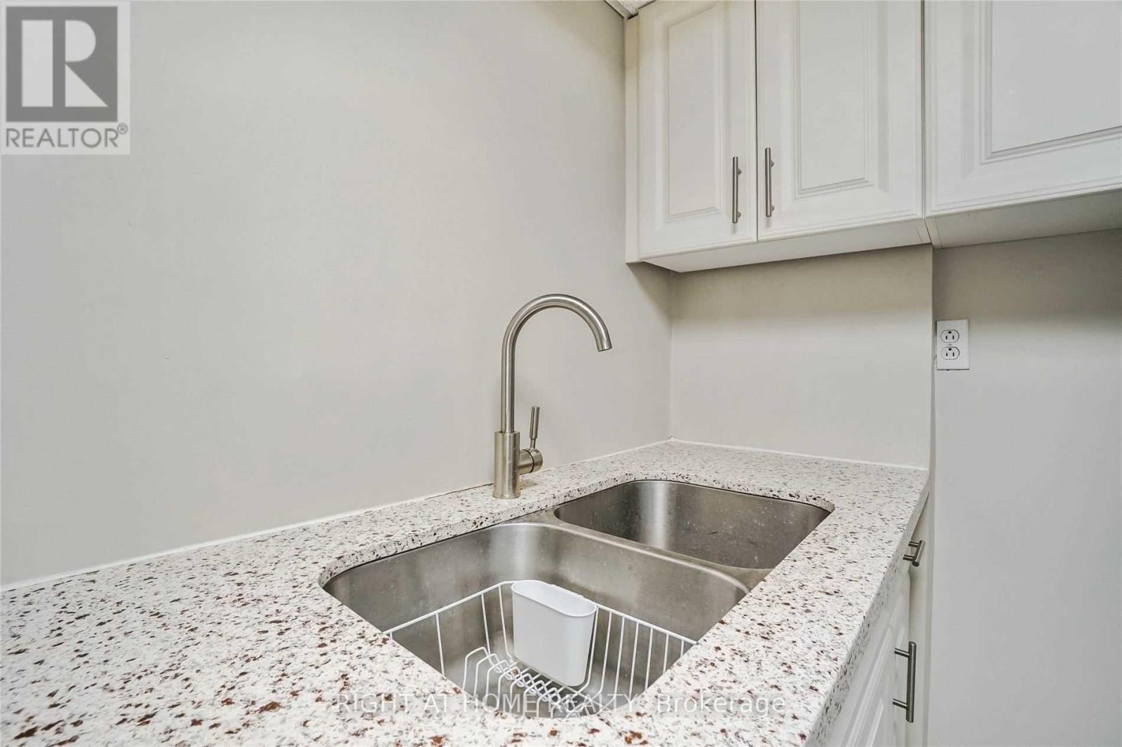 












7438 MAGISTRATE TERRACE

,
Mississauga (Meadowvale Village),




Ontario
L5W1L2

