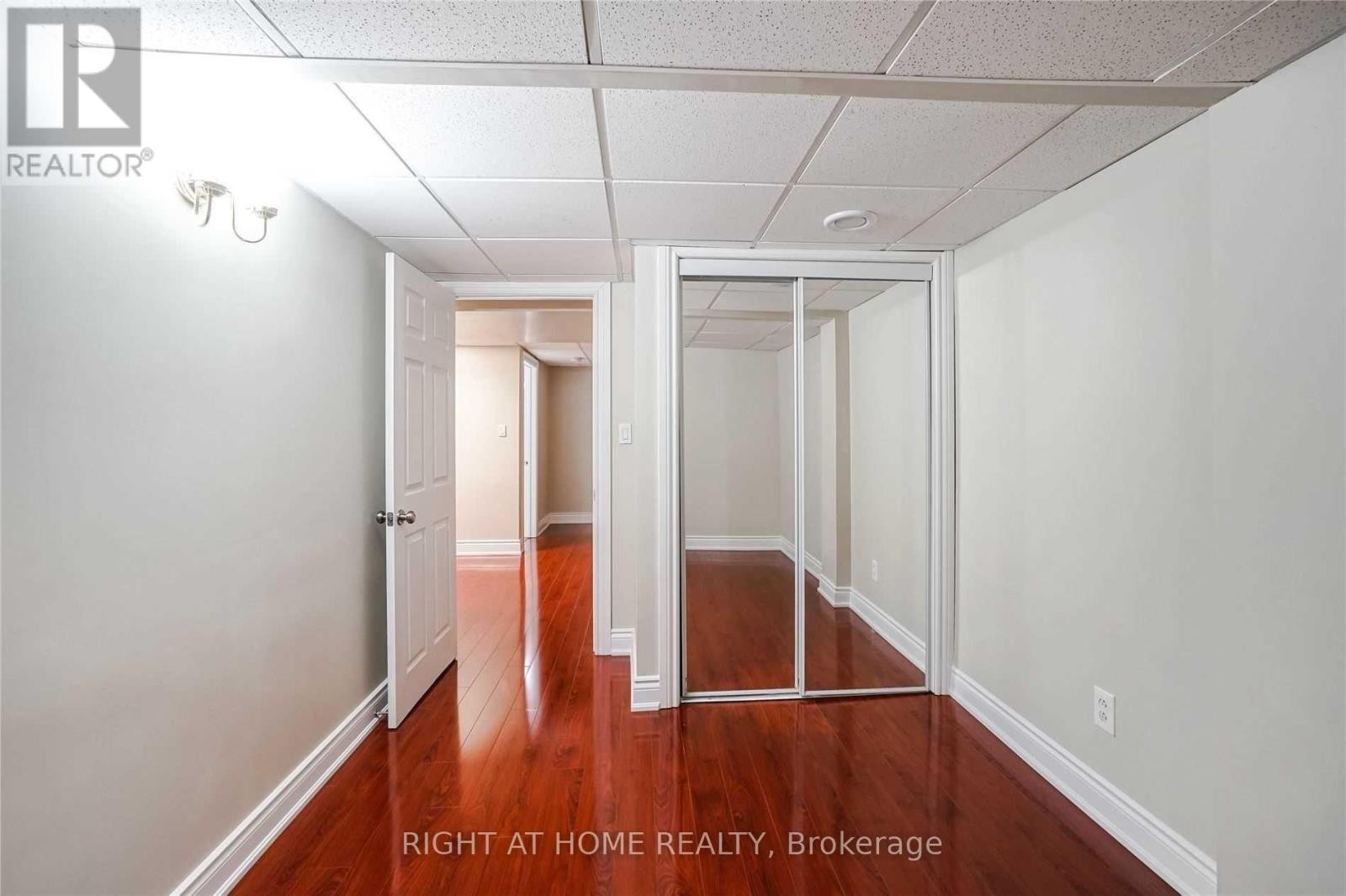 












7438 MAGISTRATE TERRACE

,
Mississauga (Meadowvale Village),




Ontario
L5W1L2

