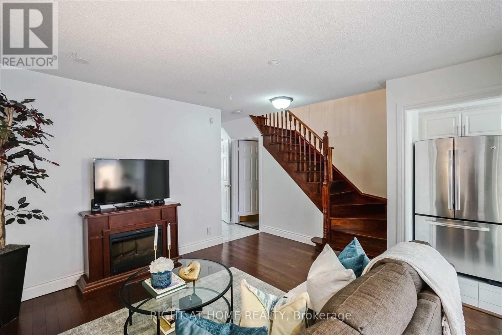 












7438 MAGISTRATE TERRACE

,
Mississauga (Meadowvale Village),




Ontario
L5W1L2

