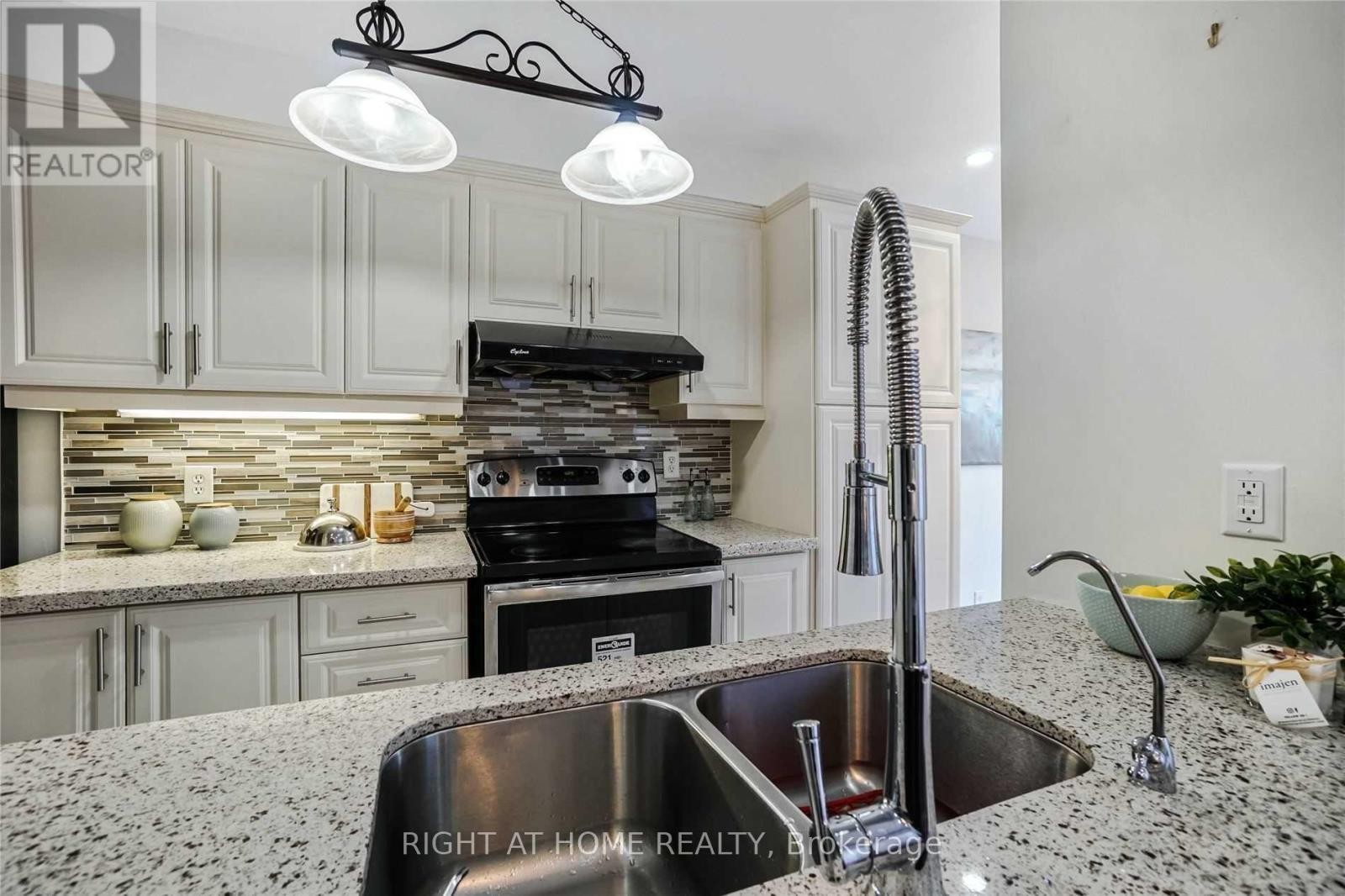 












7438 MAGISTRATE TERRACE

,
Mississauga (Meadowvale Village),




Ontario
L5W1L2

