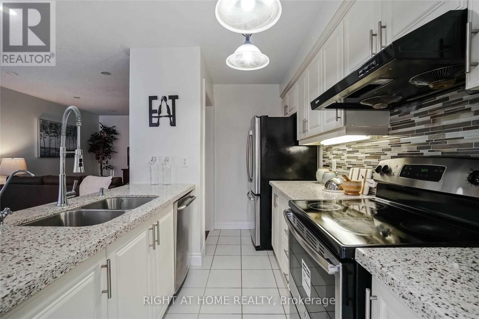 












7438 MAGISTRATE TERRACE

,
Mississauga (Meadowvale Village),




Ontario
L5W1L2

