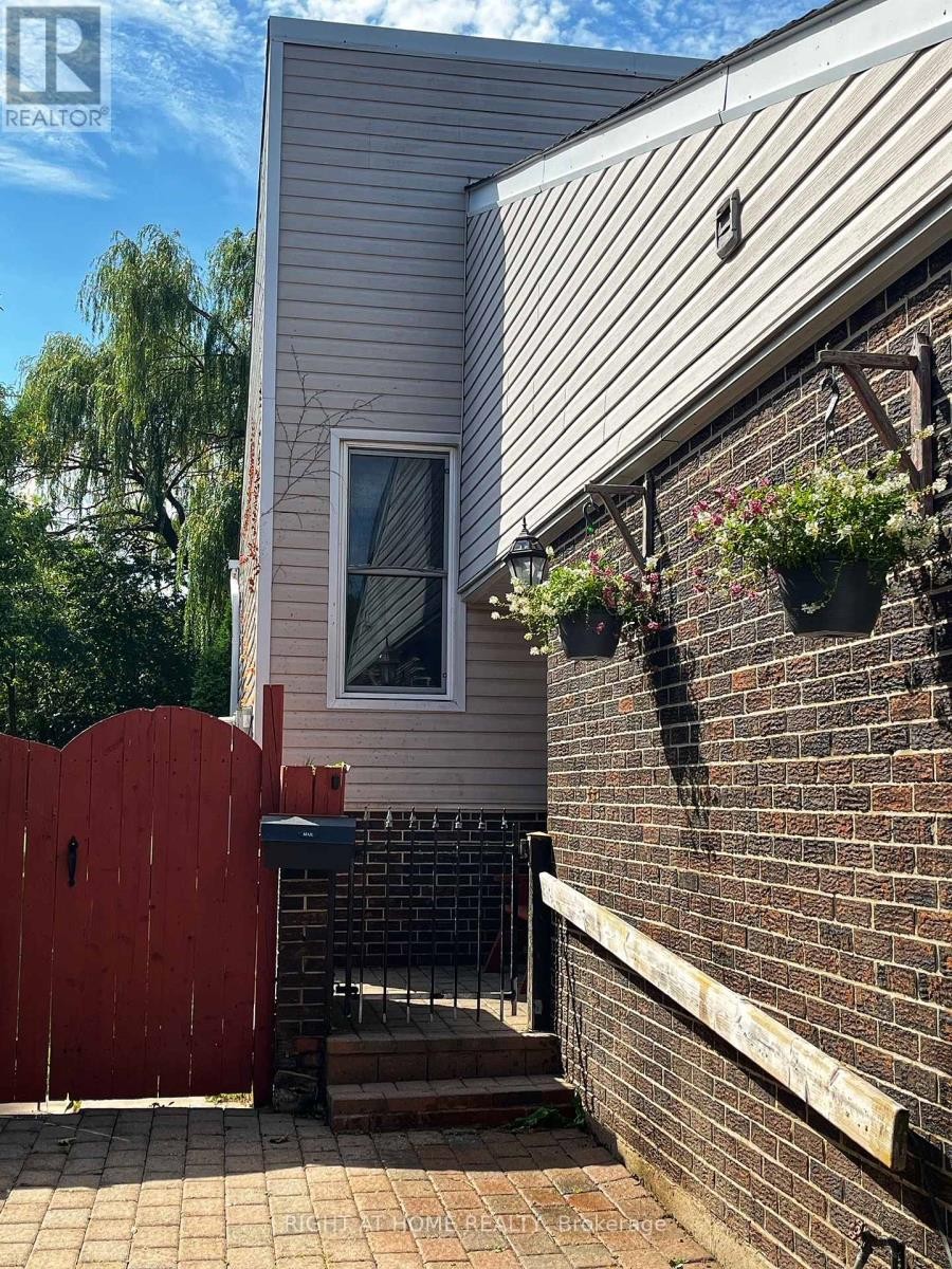 












2550 MAINROYAL STREET

,
Mississauga (Erin Mills),




Ontario
L5L1C9

