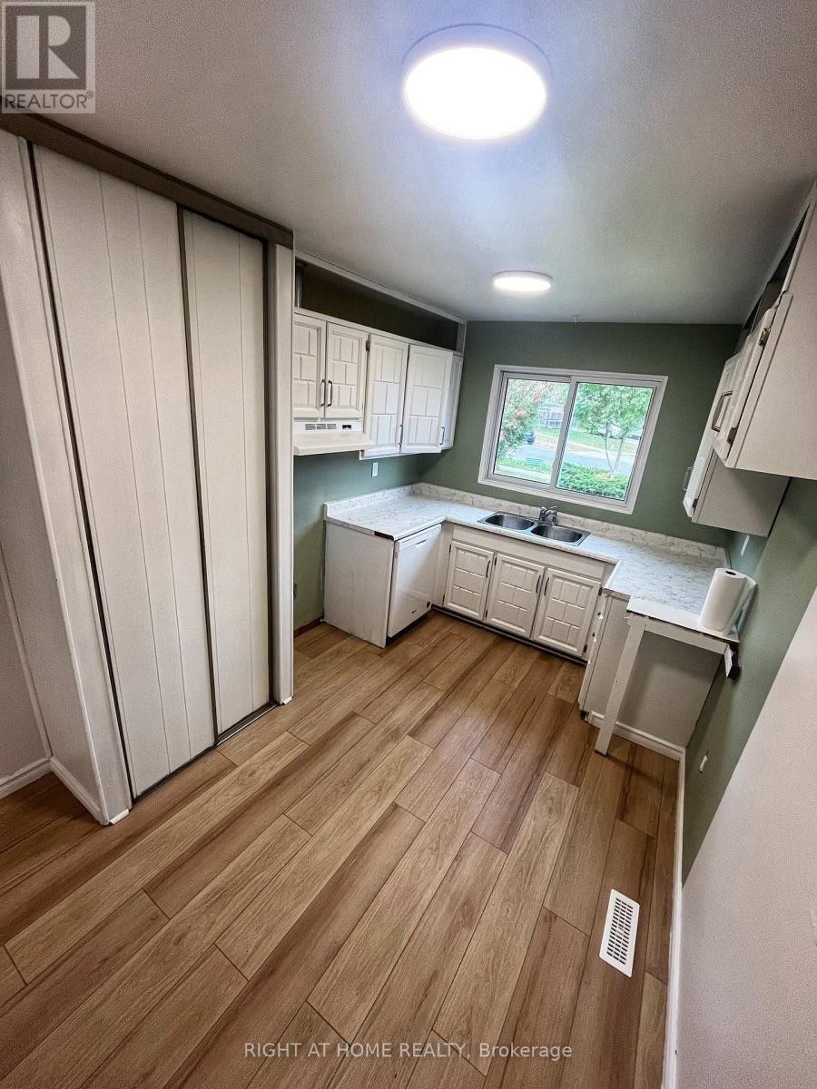 












2550 MAINROYAL STREET

,
Mississauga (Erin Mills),




Ontario
L5L1C9

