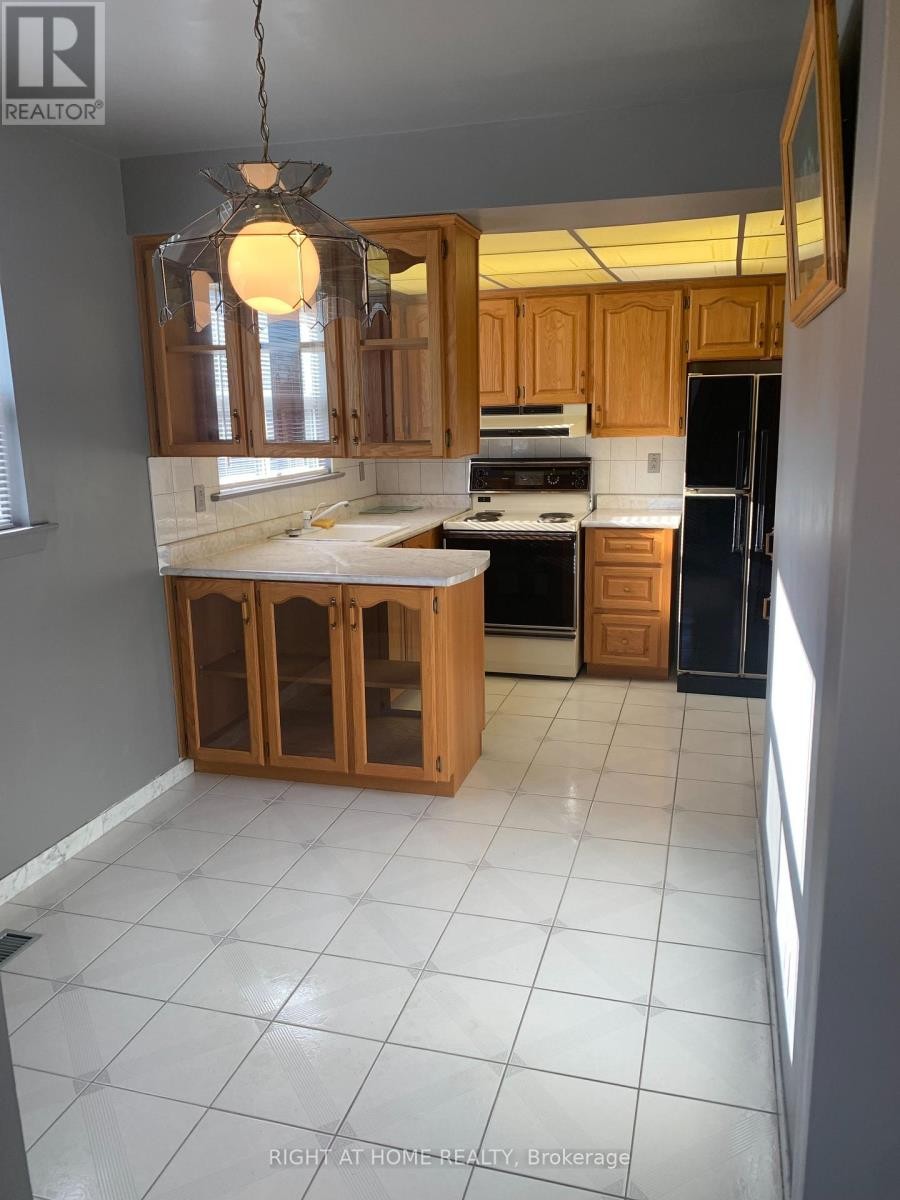 












24 DEAN STREET

,
Brampton (Brampton East),




Ontario
L6W1M6

