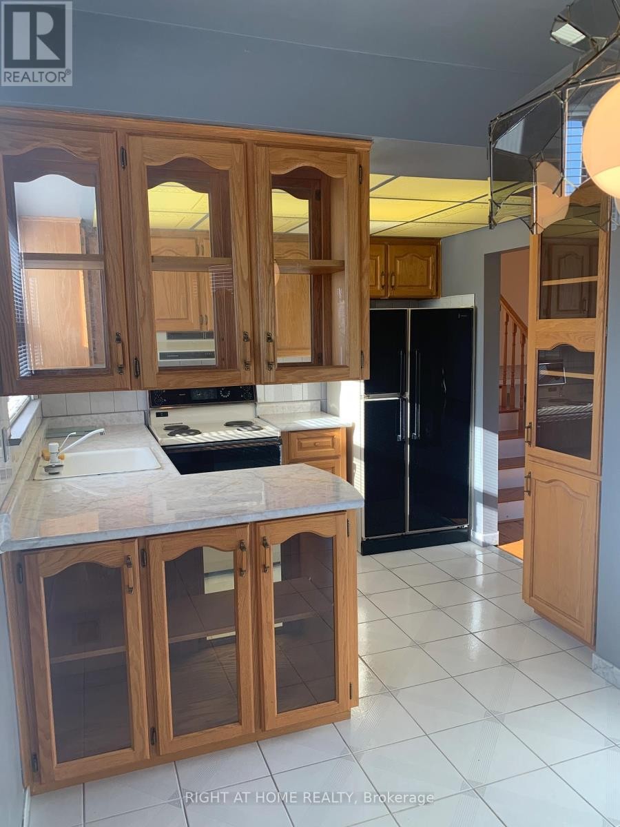 












24 DEAN STREET

,
Brampton (Brampton East),




Ontario
L6W1M6

