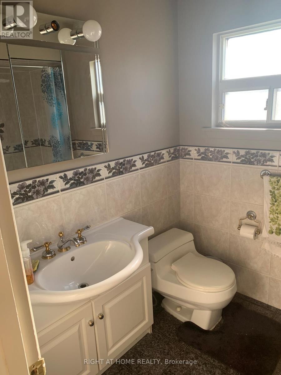 












24 DEAN STREET

,
Brampton (Brampton East),




Ontario
L6W1M6

