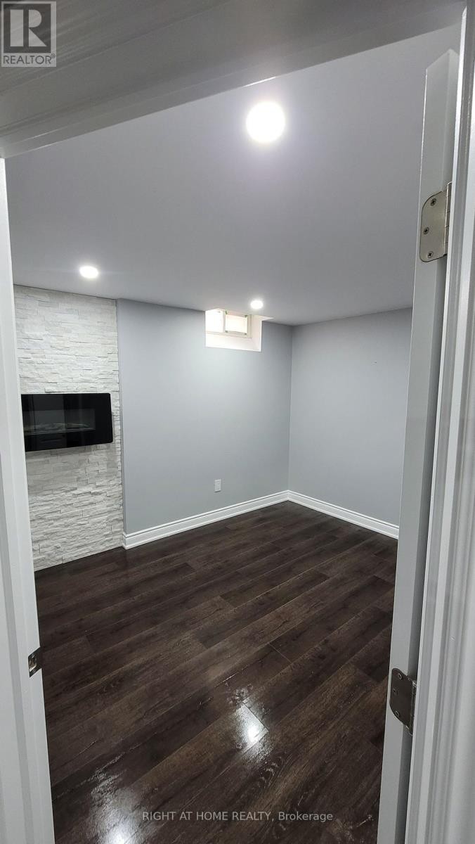 












LOWER LEVEL - 275 RIVER OAKS BOULEVARD W

,
Oakville (RO River Oaks),




Ontario
L6H3V2

