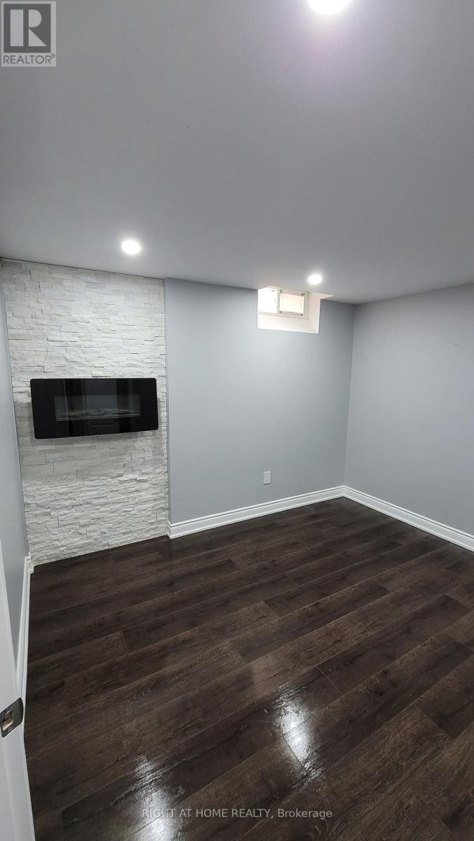 












LOWER LEVEL - 275 RIVER OAKS BOULEVARD W

,
Oakville (RO River Oaks),




Ontario
L6H3V2

