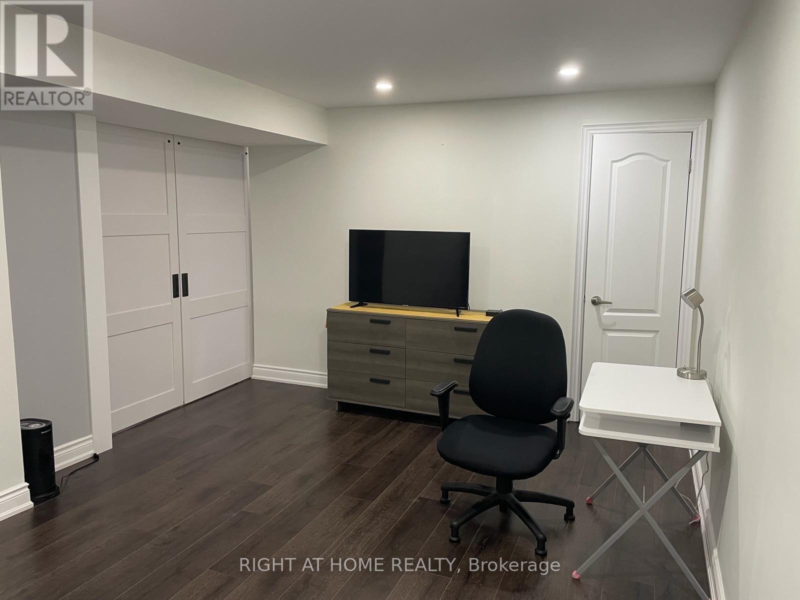 












LOWER LEVEL - 275 RIVER OAKS BOULEVARD W

,
Oakville (RO River Oaks),




Ontario
L6H3V2

