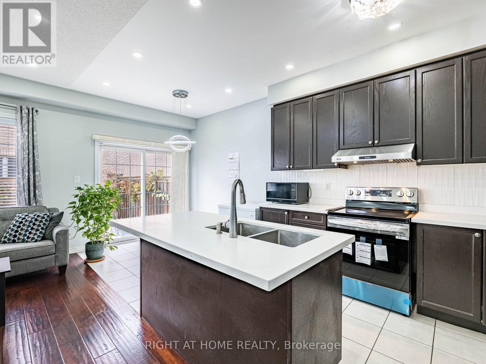 












1302 RUDDY CRESCENT

,
Milton (BE Beaty),




Ontario
L9T8M3

