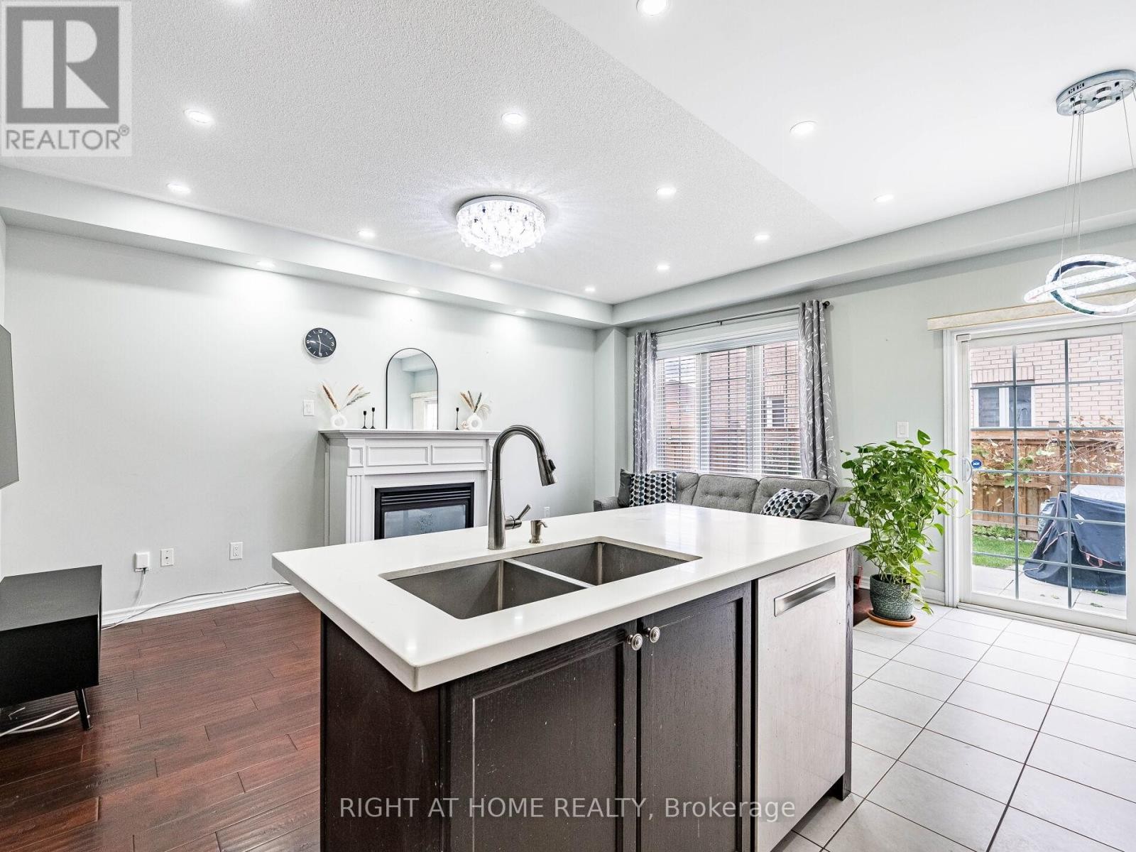 












1302 RUDDY CRESCENT

,
Milton (BE Beaty),




Ontario
L9T8M3

