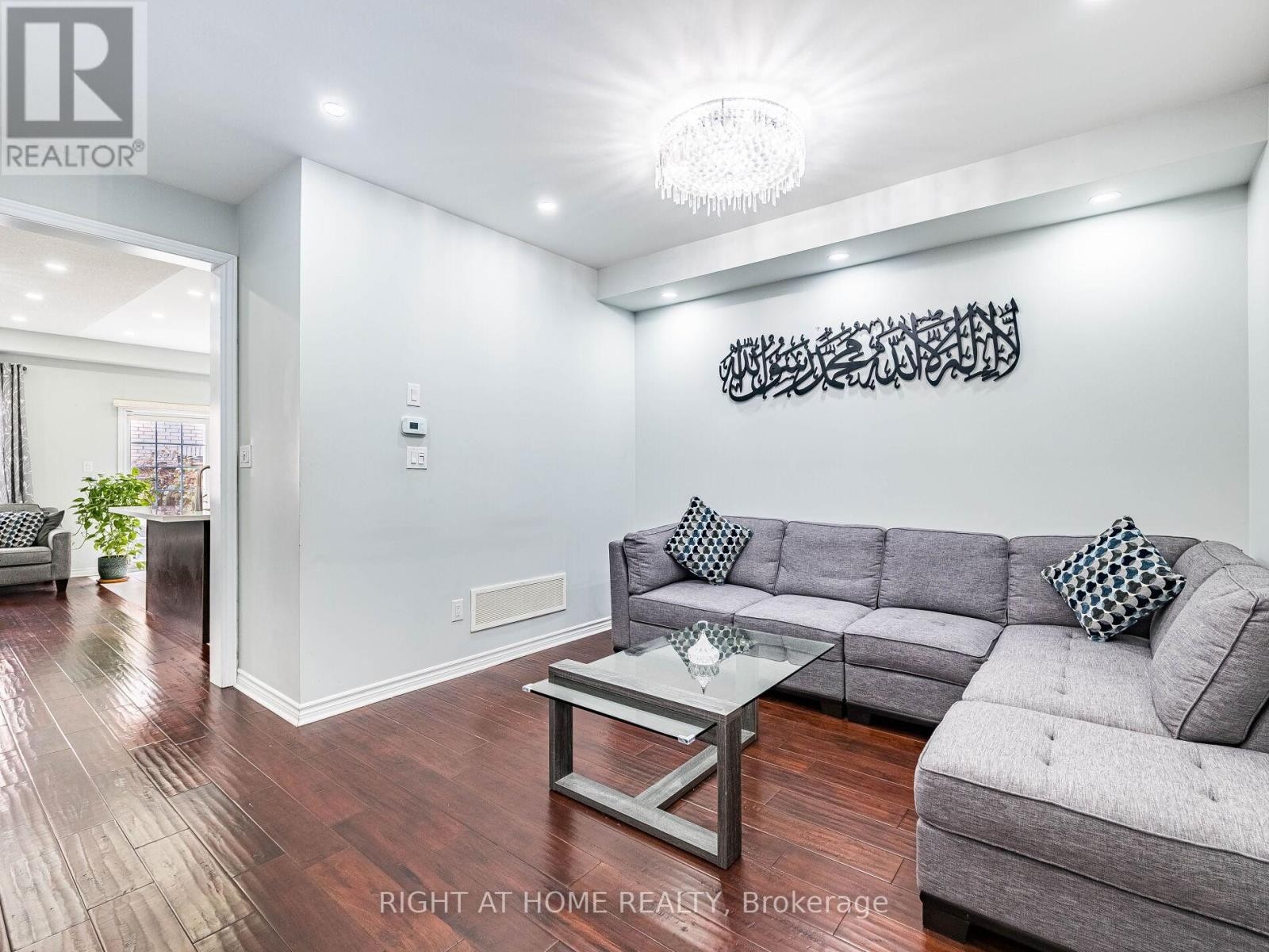 












1302 RUDDY CRESCENT

,
Milton (BE Beaty),




Ontario
L9T8M3

