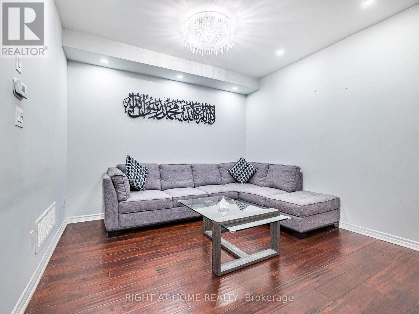 












1302 RUDDY CRESCENT

,
Milton (BE Beaty),




Ontario
L9T8M3

