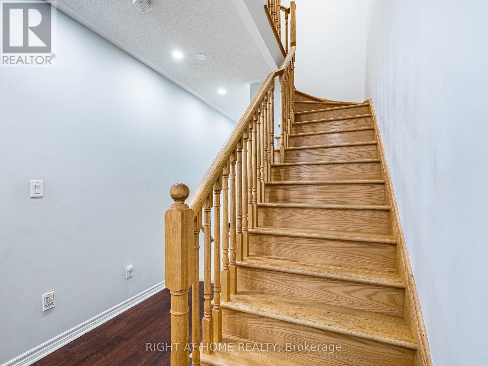 












1302 RUDDY CRESCENT

,
Milton (BE Beaty),




Ontario
L9T8M3

