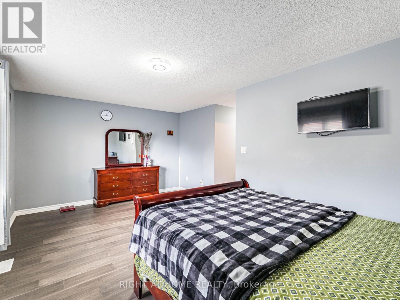 












1302 RUDDY CRESCENT

,
Milton (BE Beaty),




Ontario
L9T8M3

