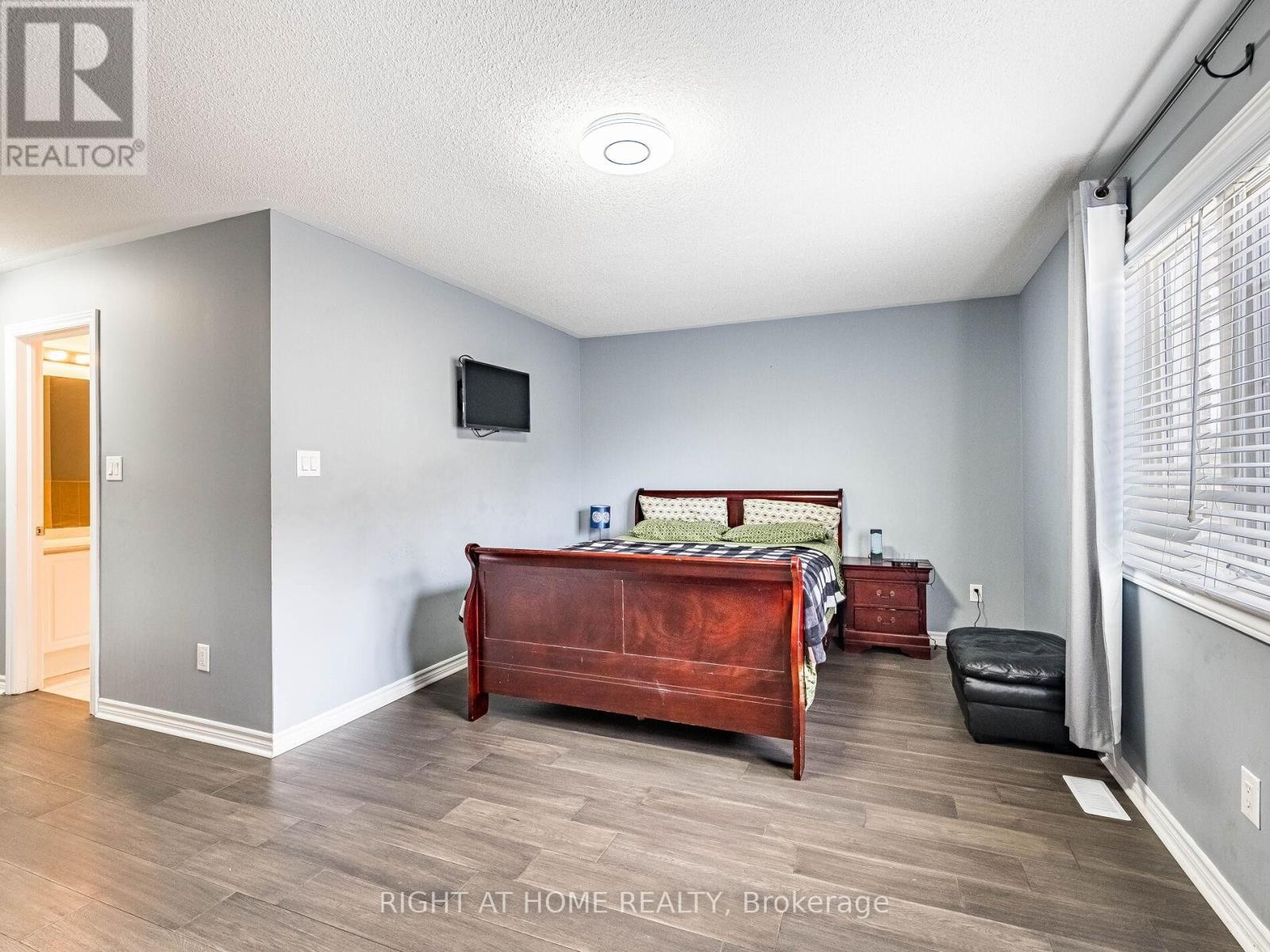 












1302 RUDDY CRESCENT

,
Milton (BE Beaty),




Ontario
L9T8M3

