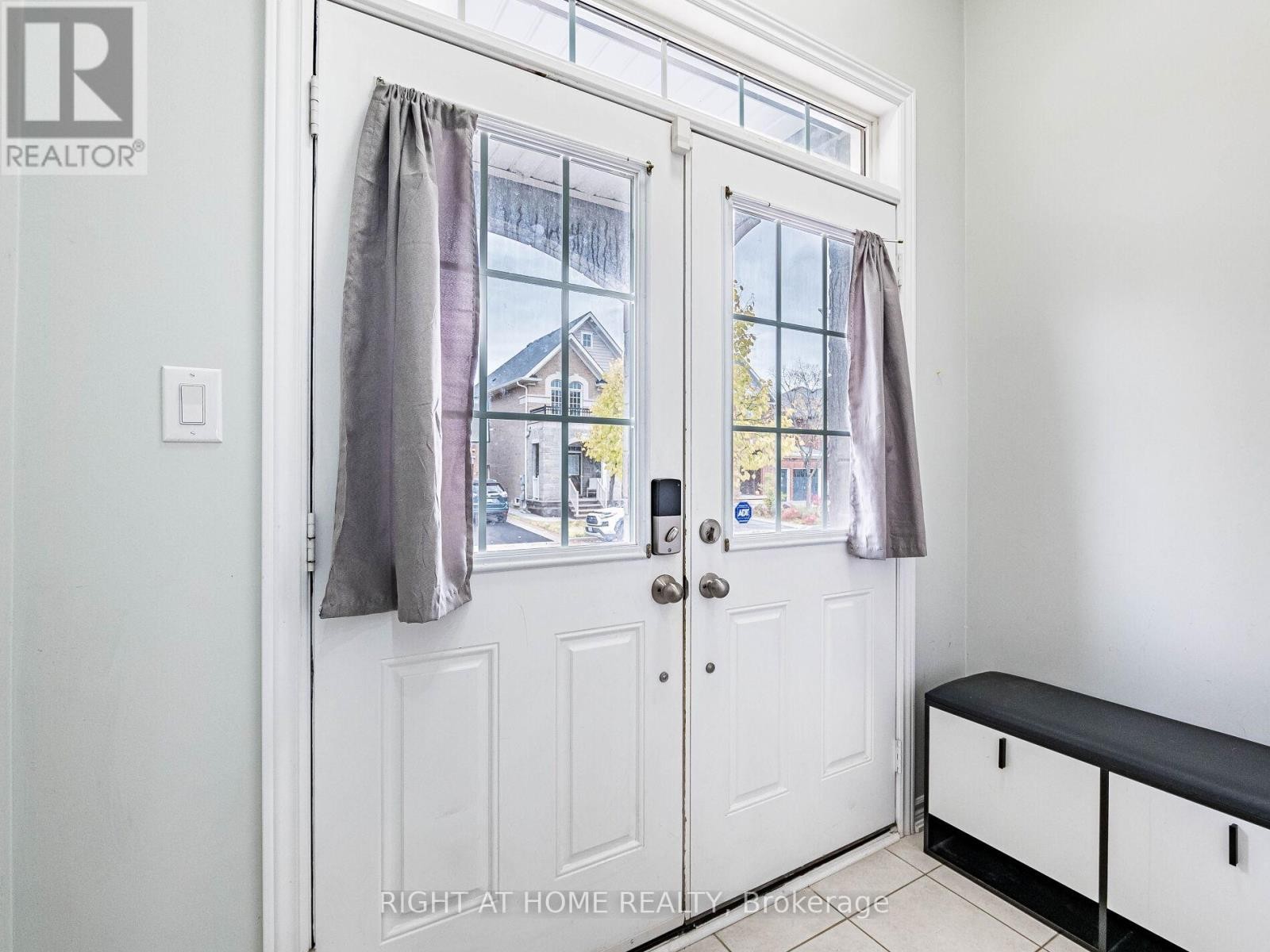 












1302 RUDDY CRESCENT

,
Milton (BE Beaty),




Ontario
L9T8M3

