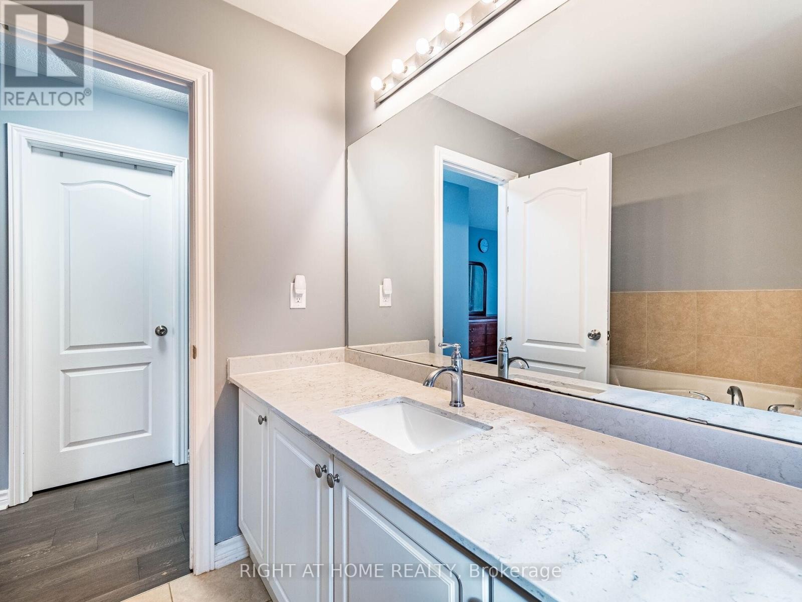 












1302 RUDDY CRESCENT

,
Milton (BE Beaty),




Ontario
L9T8M3

