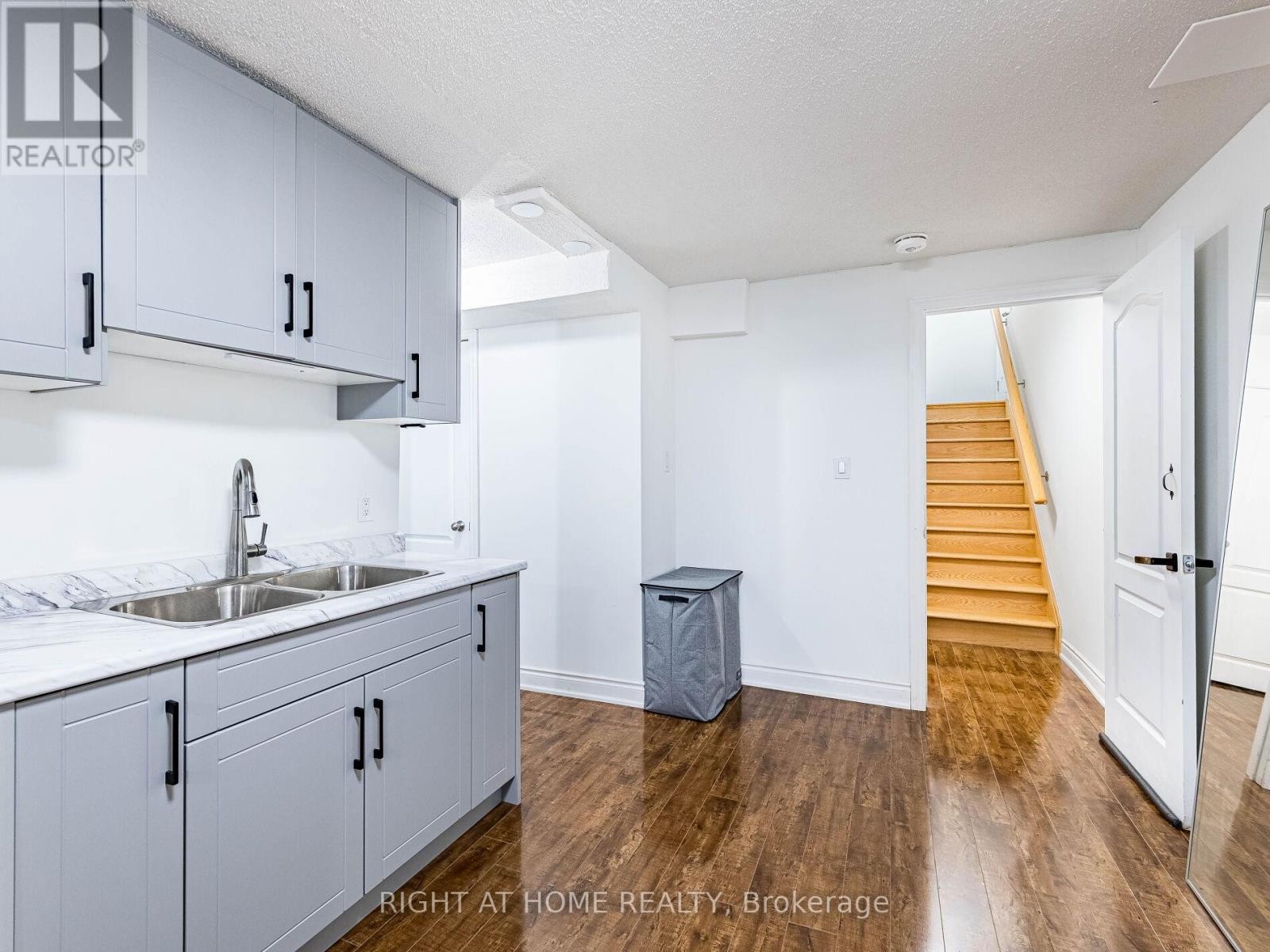 












1302 RUDDY CRESCENT

,
Milton (BE Beaty),




Ontario
L9T8M3

