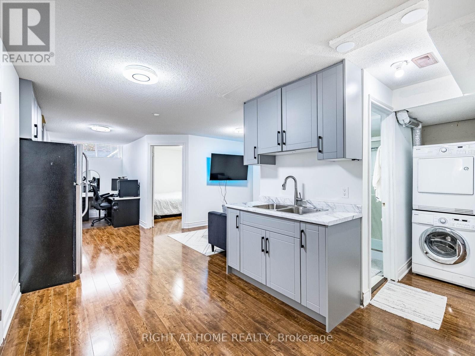 












1302 RUDDY CRESCENT

,
Milton (BE Beaty),




Ontario
L9T8M3

