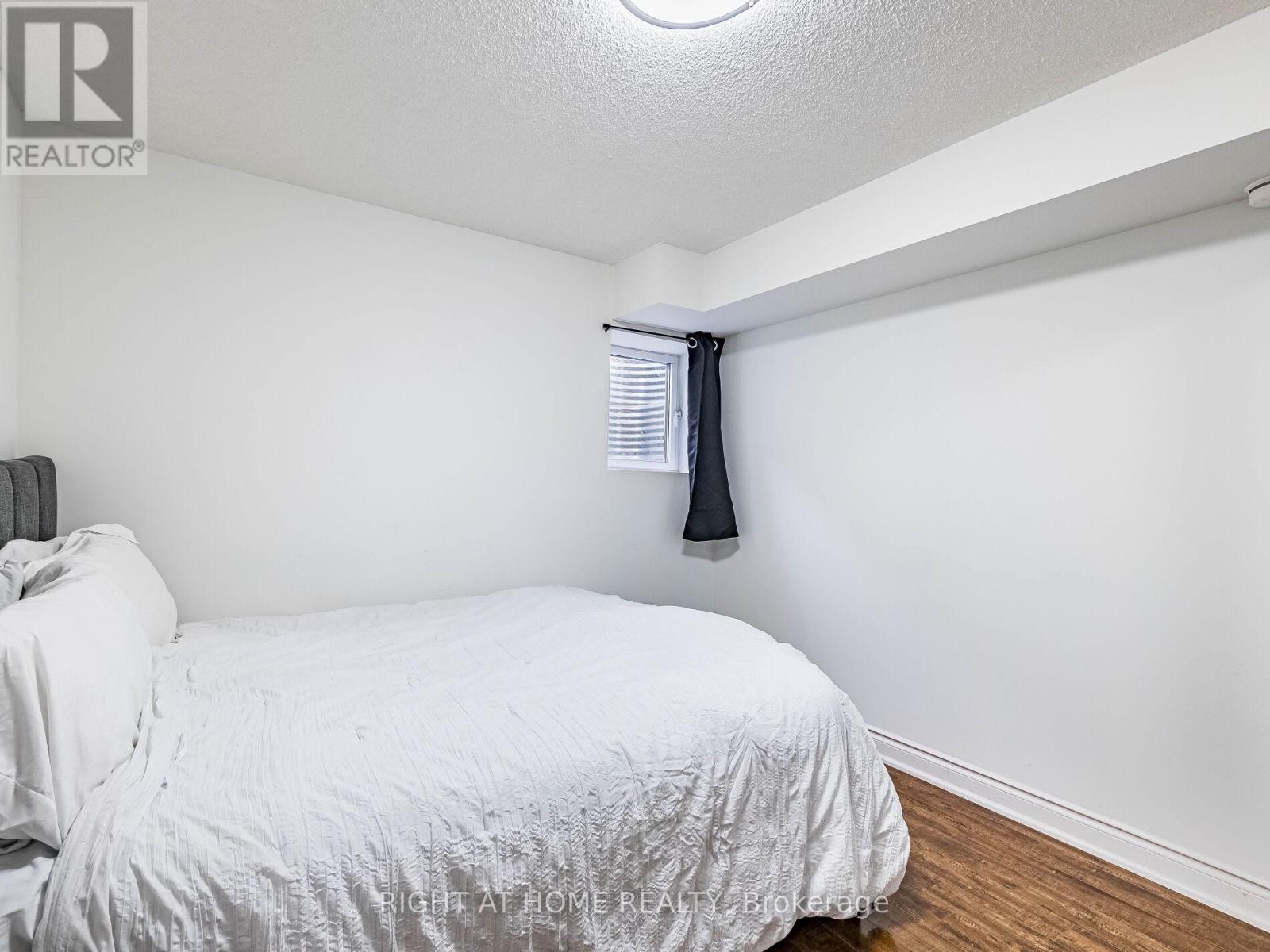 












1302 RUDDY CRESCENT

,
Milton (BE Beaty),




Ontario
L9T8M3

