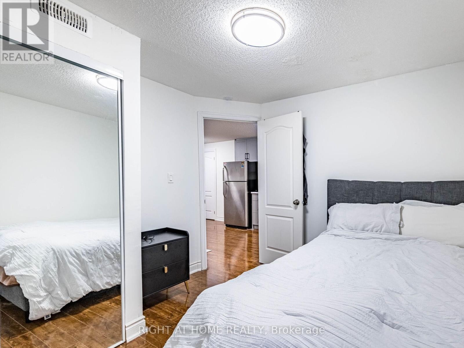 












1302 RUDDY CRESCENT

,
Milton (BE Beaty),




Ontario
L9T8M3

