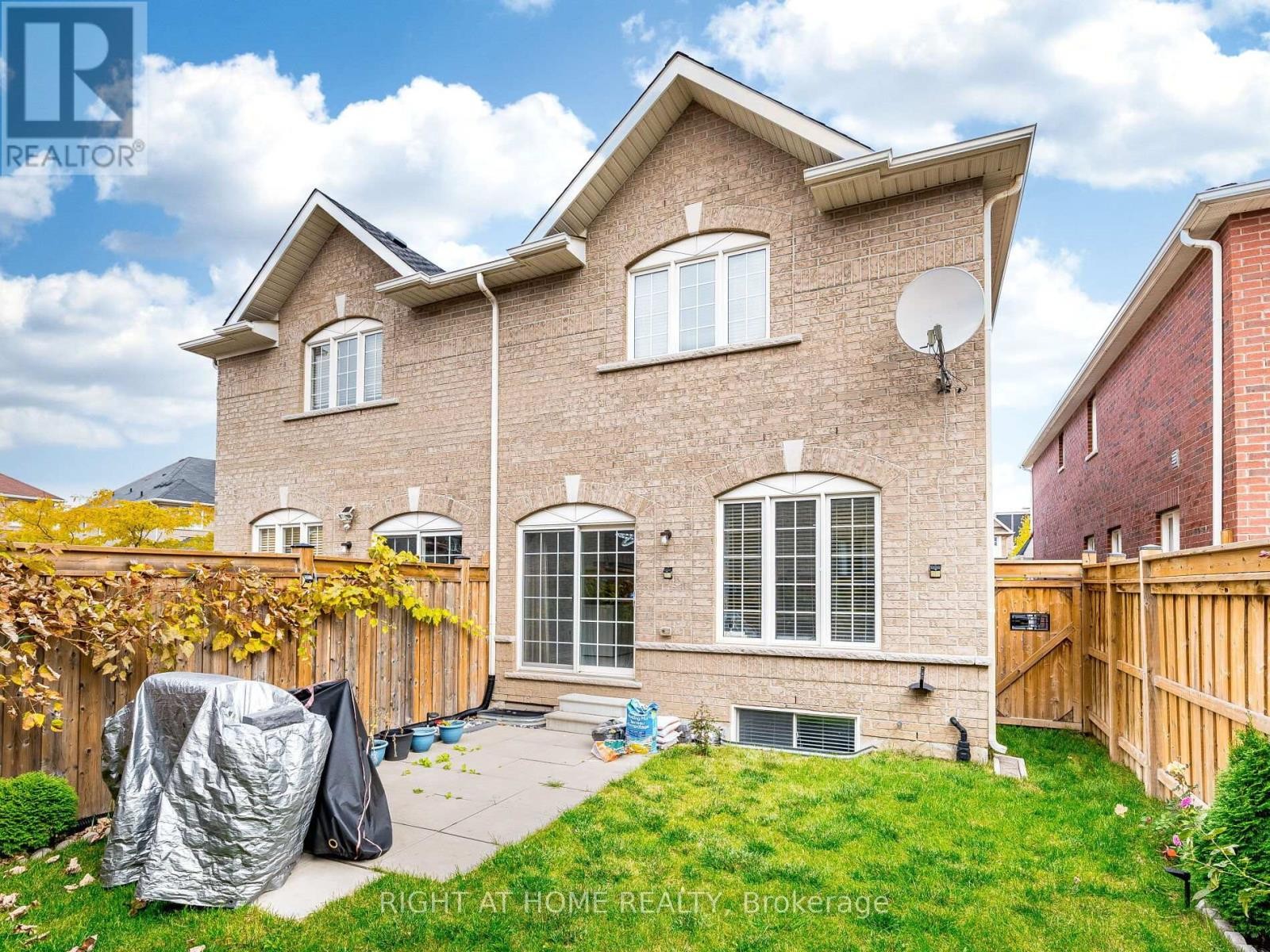 












1302 RUDDY CRESCENT

,
Milton (BE Beaty),




Ontario
L9T8M3

