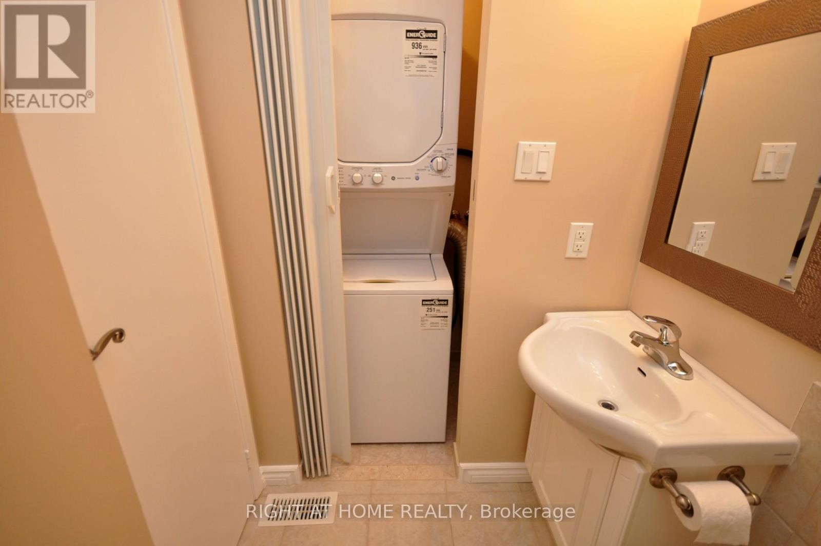 












4165 QUAKER HILL DRIVE

,
Mississauga (Creditview),




Ontario
L5C3M2

