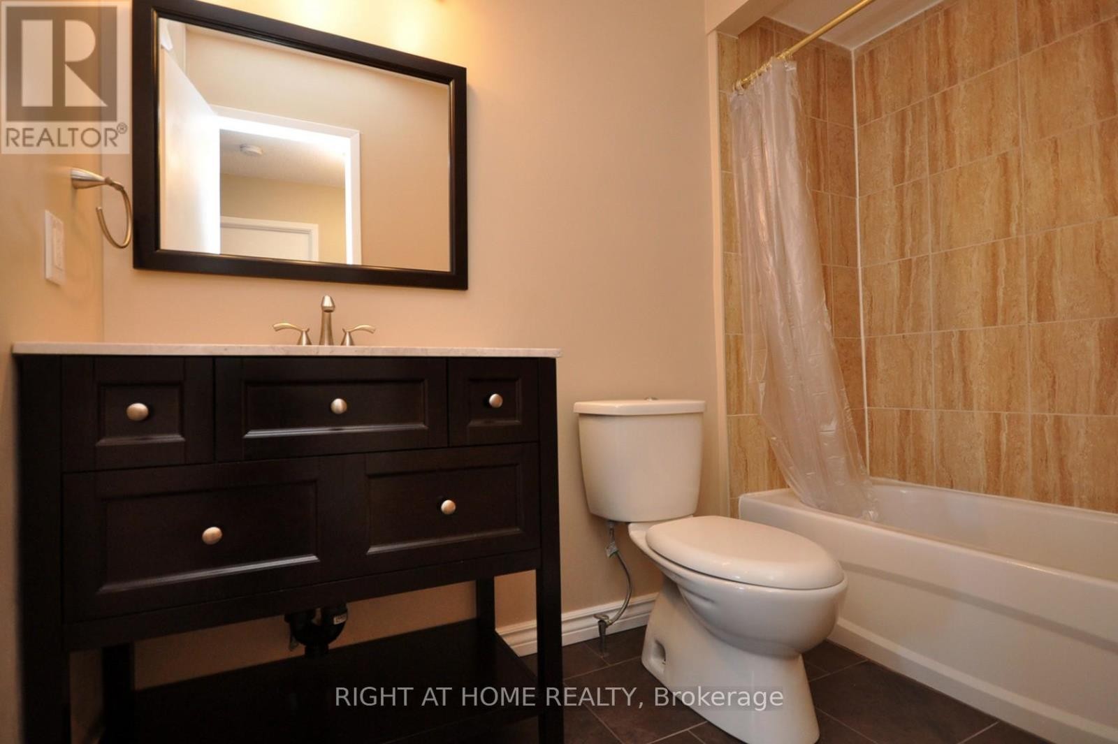 












4165 QUAKER HILL DRIVE

,
Mississauga (Creditview),




Ontario
L5C3M2

