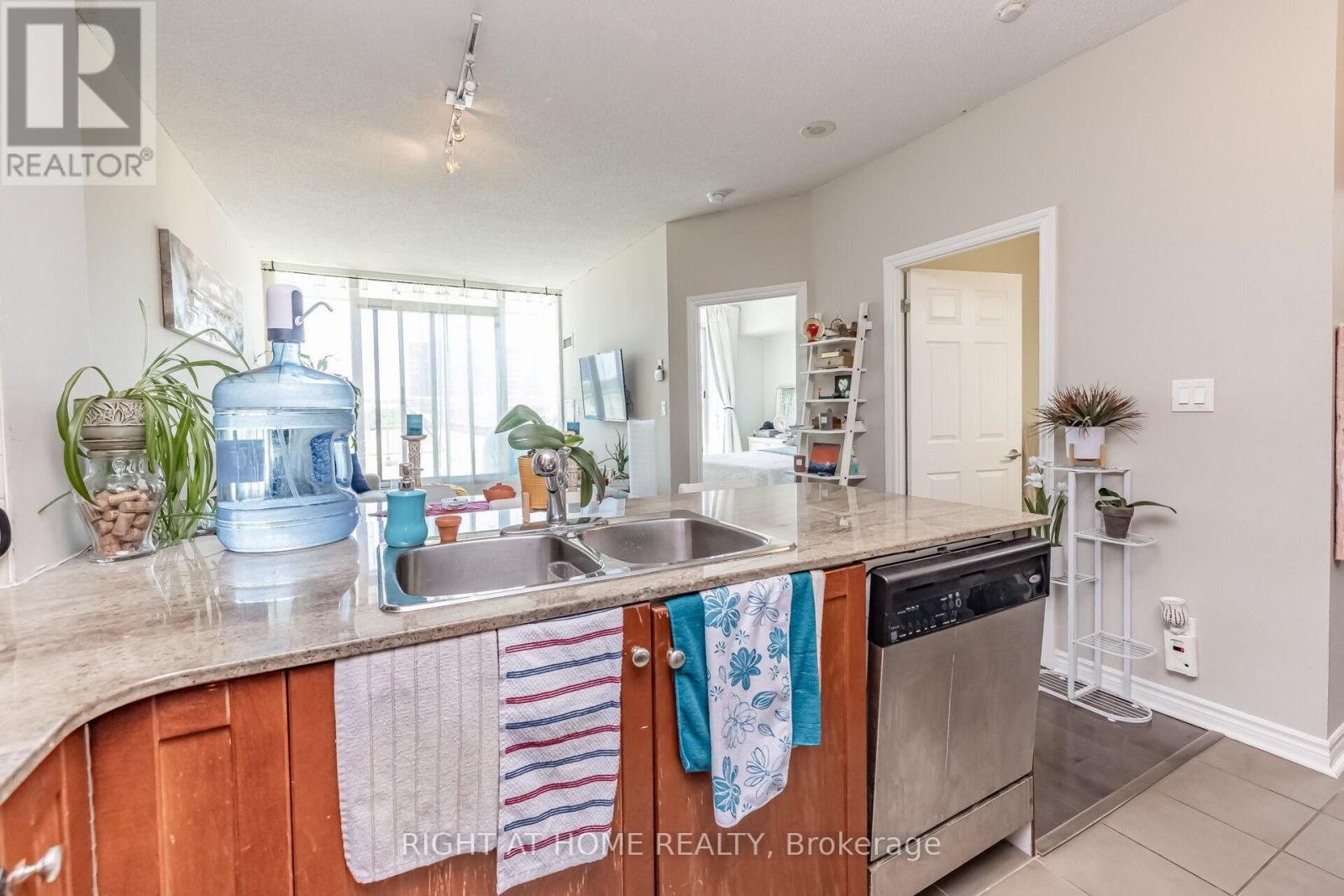 












503 - 3504 HURONTARIO STREET

,
Mississauga (City Centre),




Ontario
L5B0B9

