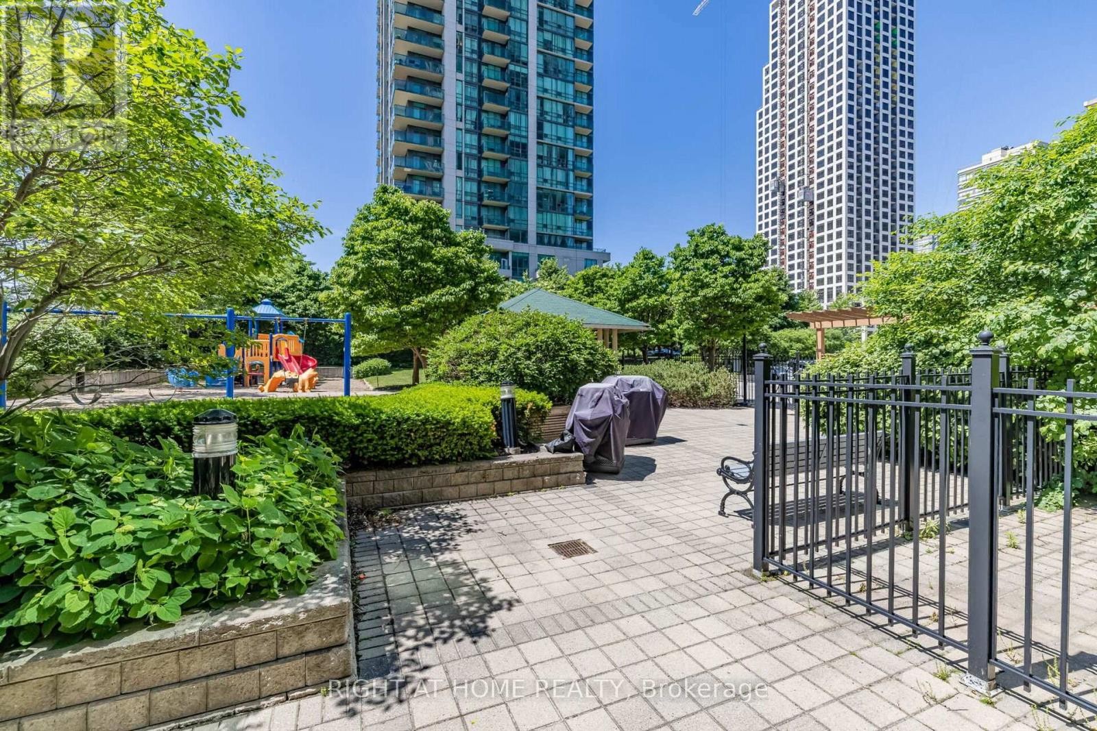 












503 - 3504 HURONTARIO STREET

,
Mississauga (City Centre),




Ontario
L5B0B9

