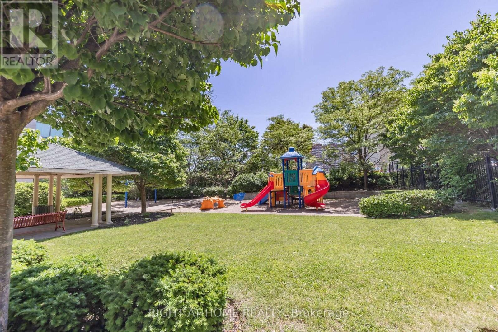 












503 - 3504 HURONTARIO STREET

,
Mississauga (City Centre),




Ontario
L5B0B9

