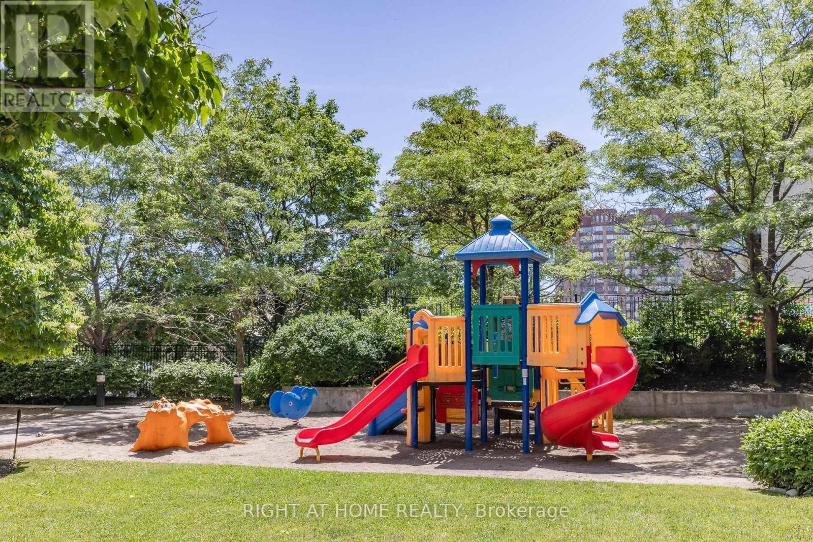 












503 - 3504 HURONTARIO STREET

,
Mississauga (City Centre),




Ontario
L5B0B9

