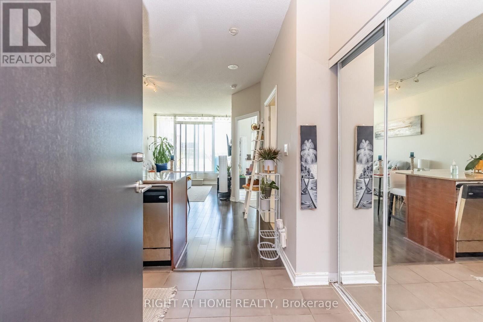 












503 - 3504 HURONTARIO STREET

,
Mississauga (City Centre),




Ontario
L5B0B9

