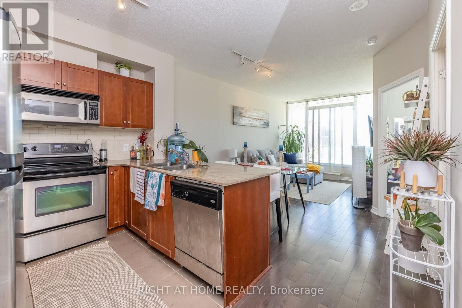 












503 - 3504 HURONTARIO STREET

,
Mississauga (City Centre),




Ontario
L5B0B9

