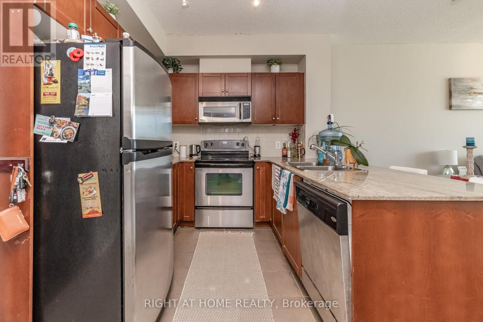 












503 - 3504 HURONTARIO STREET

,
Mississauga (City Centre),




Ontario
L5B0B9

