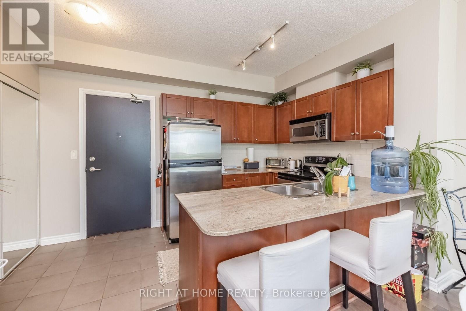 












503 - 3504 HURONTARIO STREET

,
Mississauga (City Centre),




Ontario
L5B0B9

