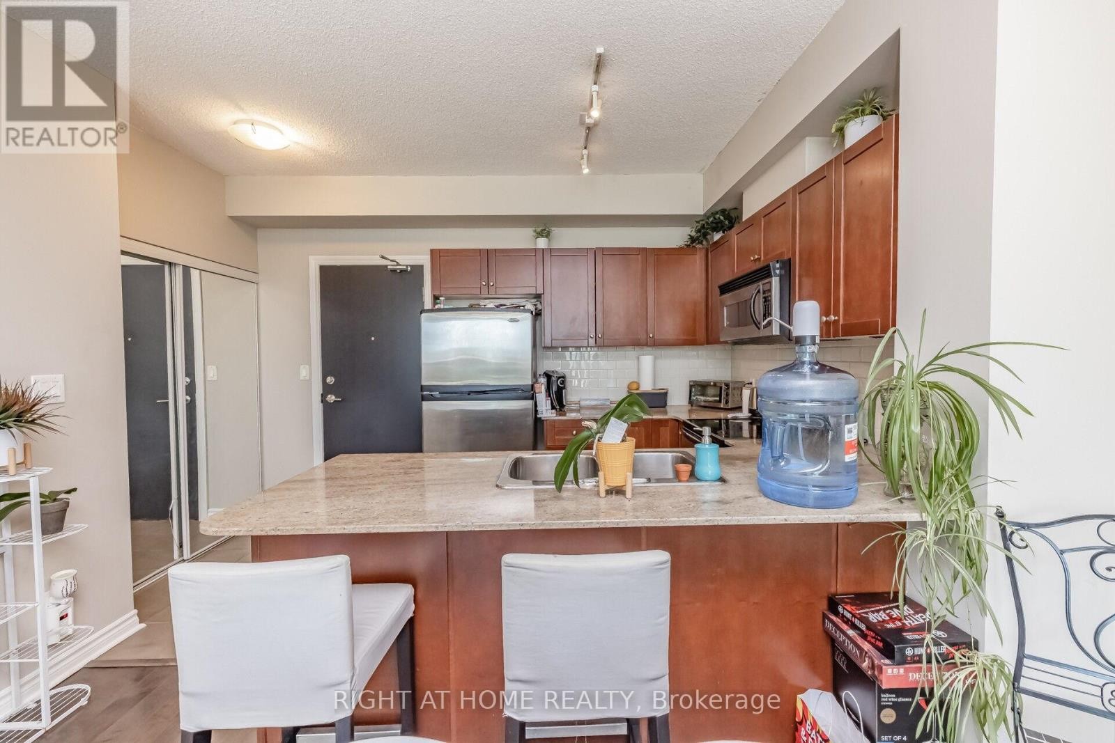 












503 - 3504 HURONTARIO STREET

,
Mississauga (City Centre),




Ontario
L5B0B9

