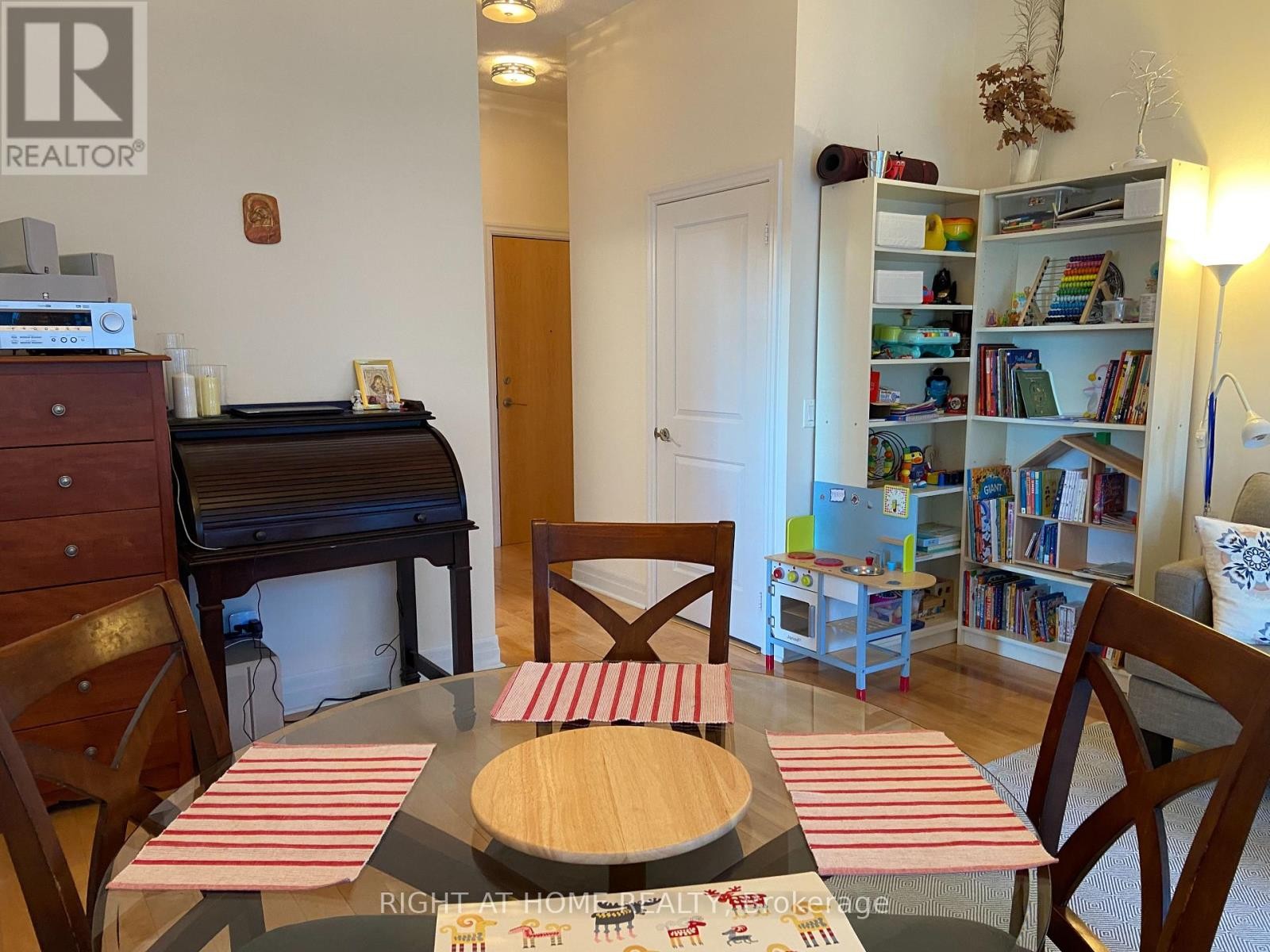 












401 - 58 MARINE PARADE DRIVE

,
Toronto (Mimico),




Ontario
M8V4G1

