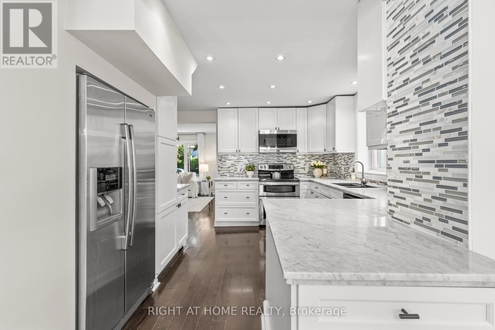 












10 HALIBURTON AVENUE

,
Toronto (Islington-City Centre West),




Ontario
M9B4Y2

