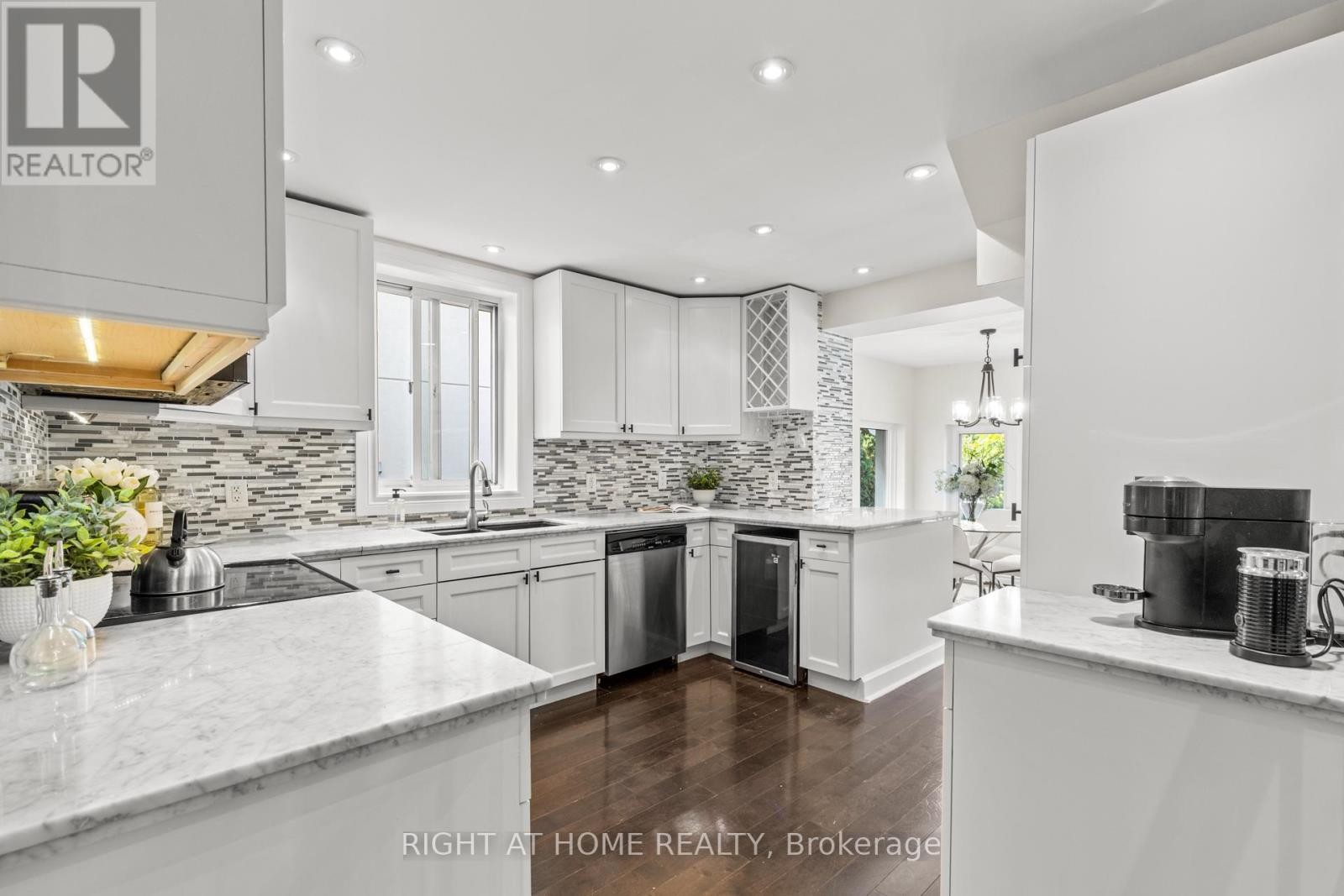 












10 HALIBURTON AVENUE

,
Toronto (Islington-City Centre West),




Ontario
M9B4Y2

