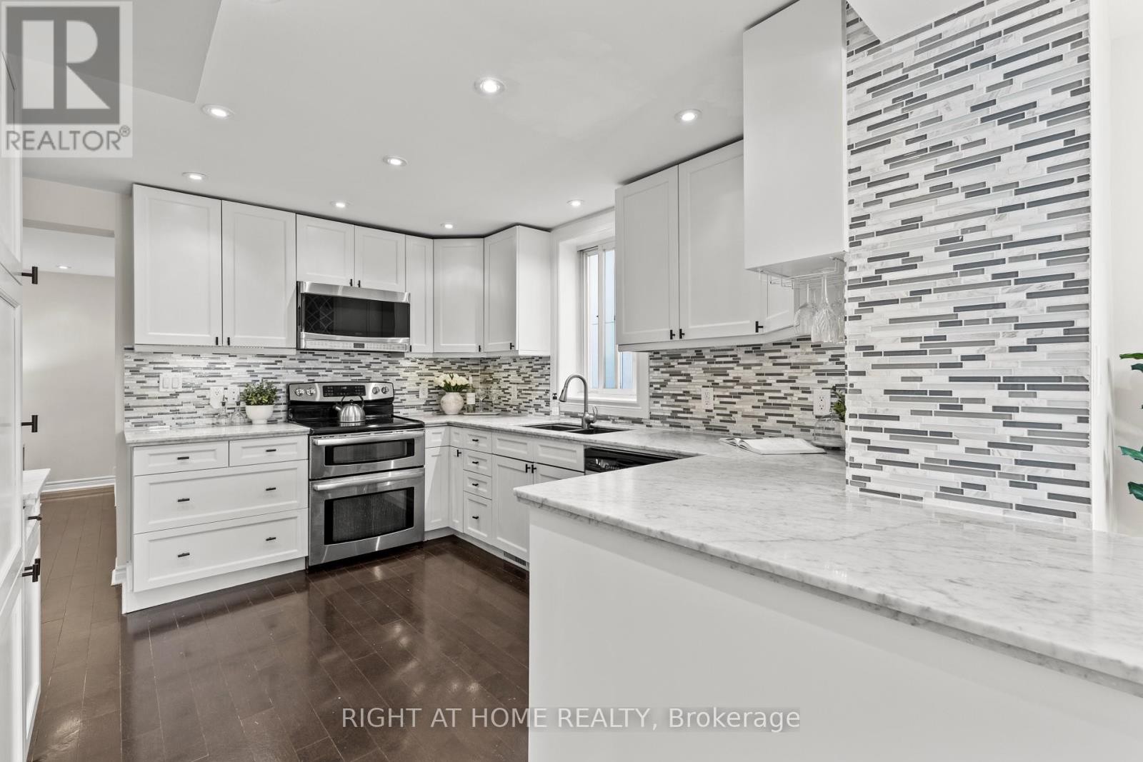 












10 HALIBURTON AVENUE

,
Toronto (Islington-City Centre West),




Ontario
M9B4Y2

