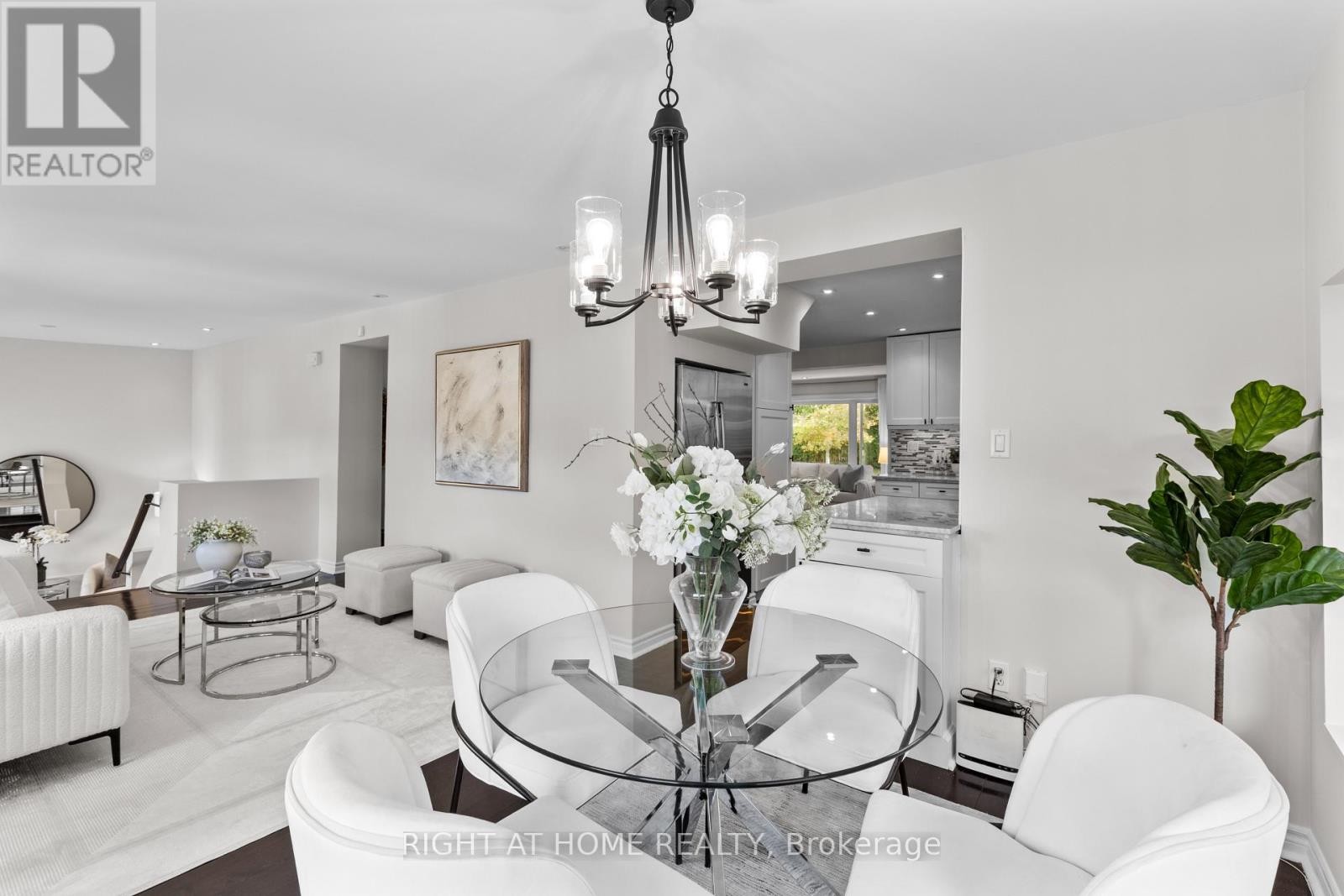 












10 HALIBURTON AVENUE

,
Toronto (Islington-City Centre West),




Ontario
M9B4Y2

